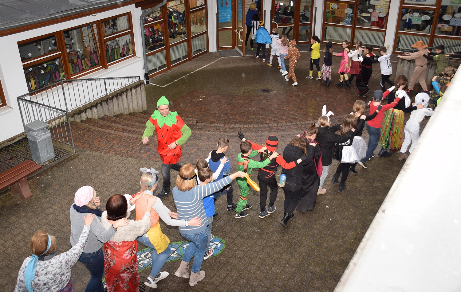 Polonaise über den Schulhof